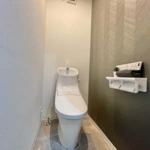 トイレ シックなデザインのクロスで京都らしさを。