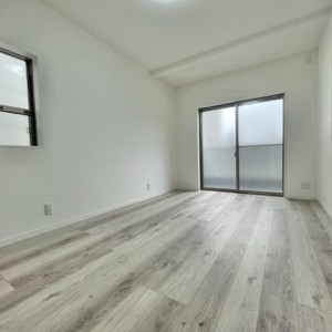 2階洋室 掃き出し窓も含め3方向から陽光が差し込みます。