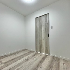 洗面へ繋がるフリールーム。物置スペースなどにもご活用いただけます。