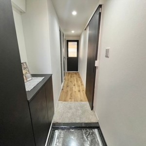玄関 扉を開けると室内の明るさが一番に感じられるよう、建具も意識いたしました。