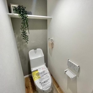 トイレ 備品用の棚も設置。